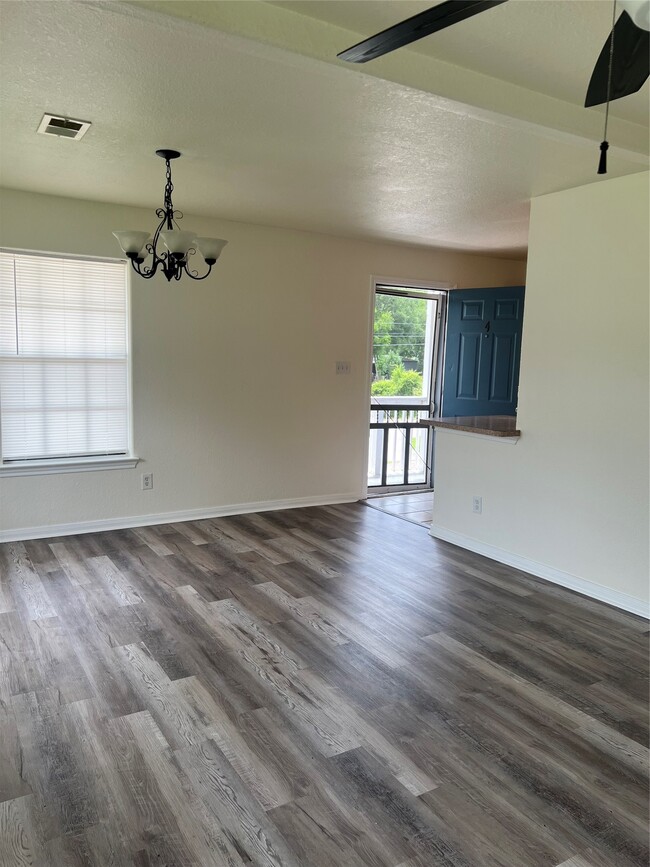 Building Photo - 827 Algoa-Friendswood Rd