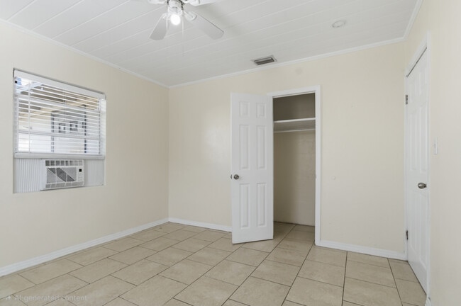 Building Photo - 1901 W La Salle St