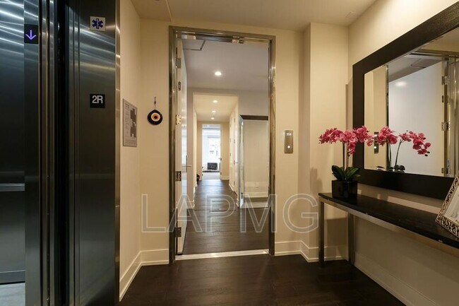 Building Photo - 450 N Palm Dr