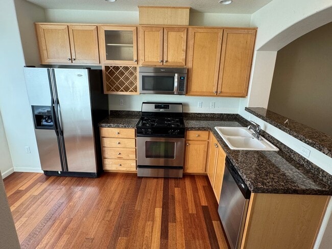 Building Photo - Stylish 2br/2.5ba Townhome with garage and AC in great Beaverton location