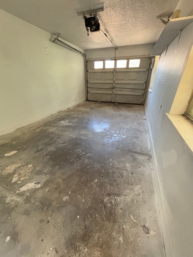 Building Photo - Spacious and beautifully updated 4-bedroom...