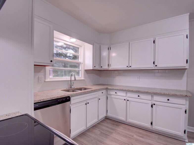 Building Photo - 609 Marguerite Dr NW