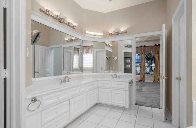 Building Photo - 94 E Fairbranch Cir