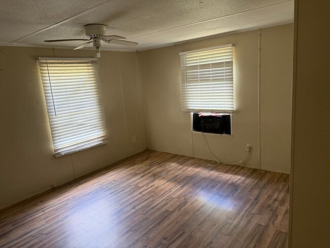 Building Photo - 3 bed 2 bath manufactures home available now