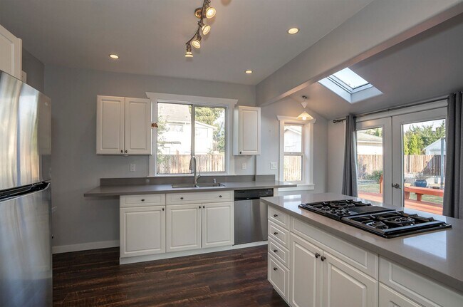 Building Photo - North End Tacoma Three Bed Craftsman