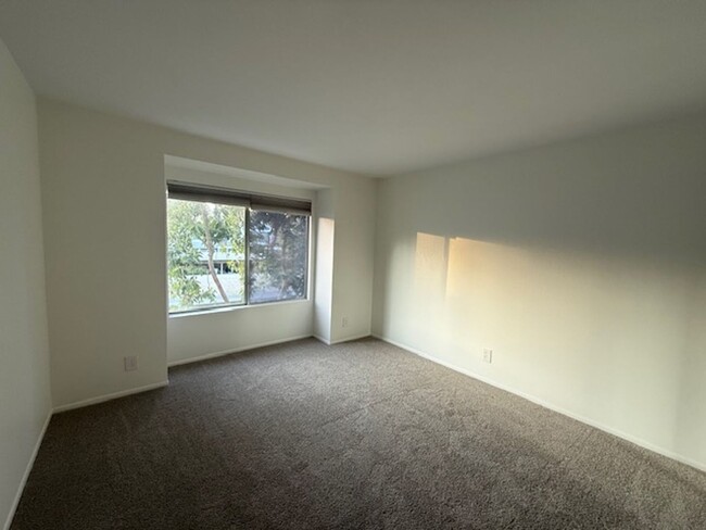 Building Photo - 2 bedroom townhome in Prime Aliso Viejo Lo...