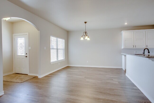 Building Photo - Beautiful Duplex with lots of Extras