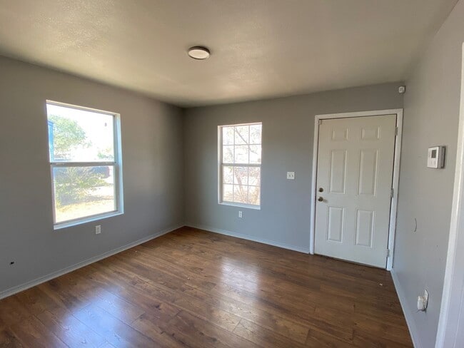 Building Photo - 2 Bed 1 Bath Now Available