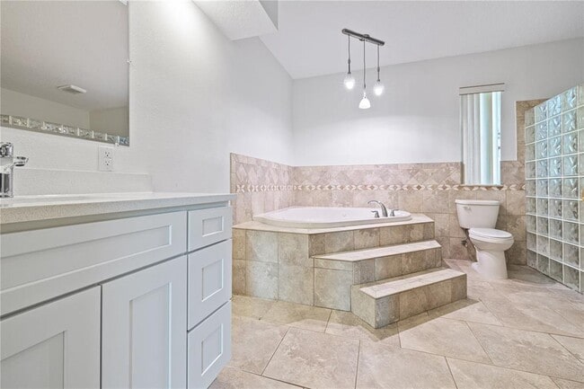 Building Photo - 113 W Gladys St