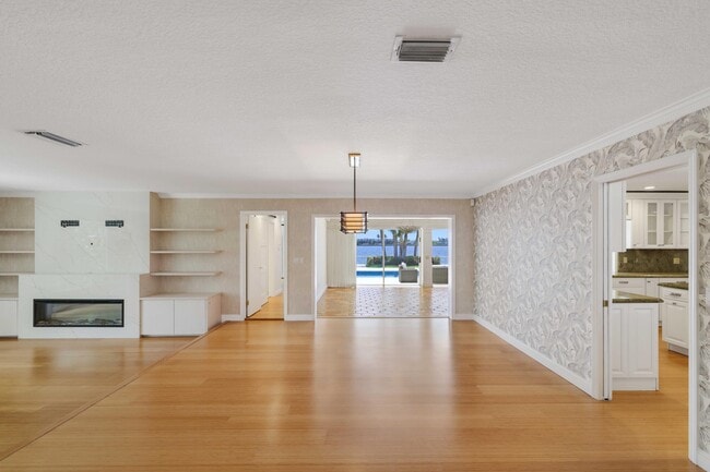 Building Photo - 2204 Notre Dame Dr