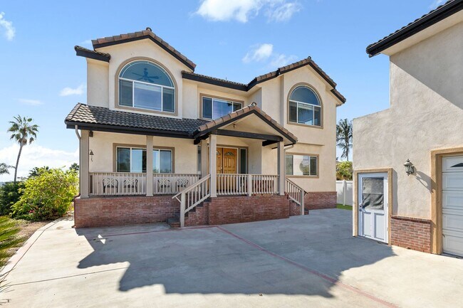 Building Photo - Spacious 7-Bedroom Home with Ocean Views i...