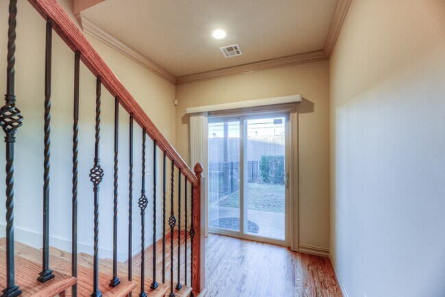 Building Photo - 1333 E 41st Pl