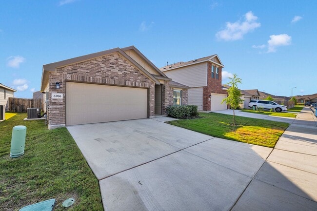 Building Photo - Charming 3-Bedroom Home in the Desirable Silos Community