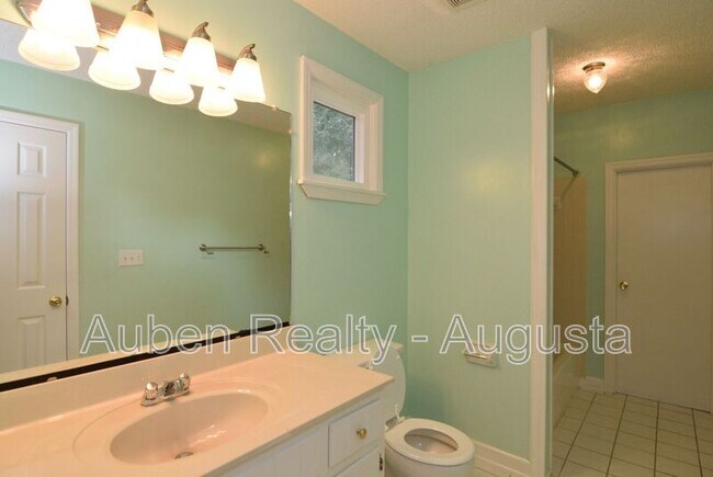 Building Photo - 490 Pheasant Run Dr