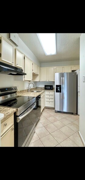 Building Photo - 5901 Mount Eagle Dr