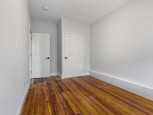 Building Photo - Charming 1 Bedroom-No Broker Fee
