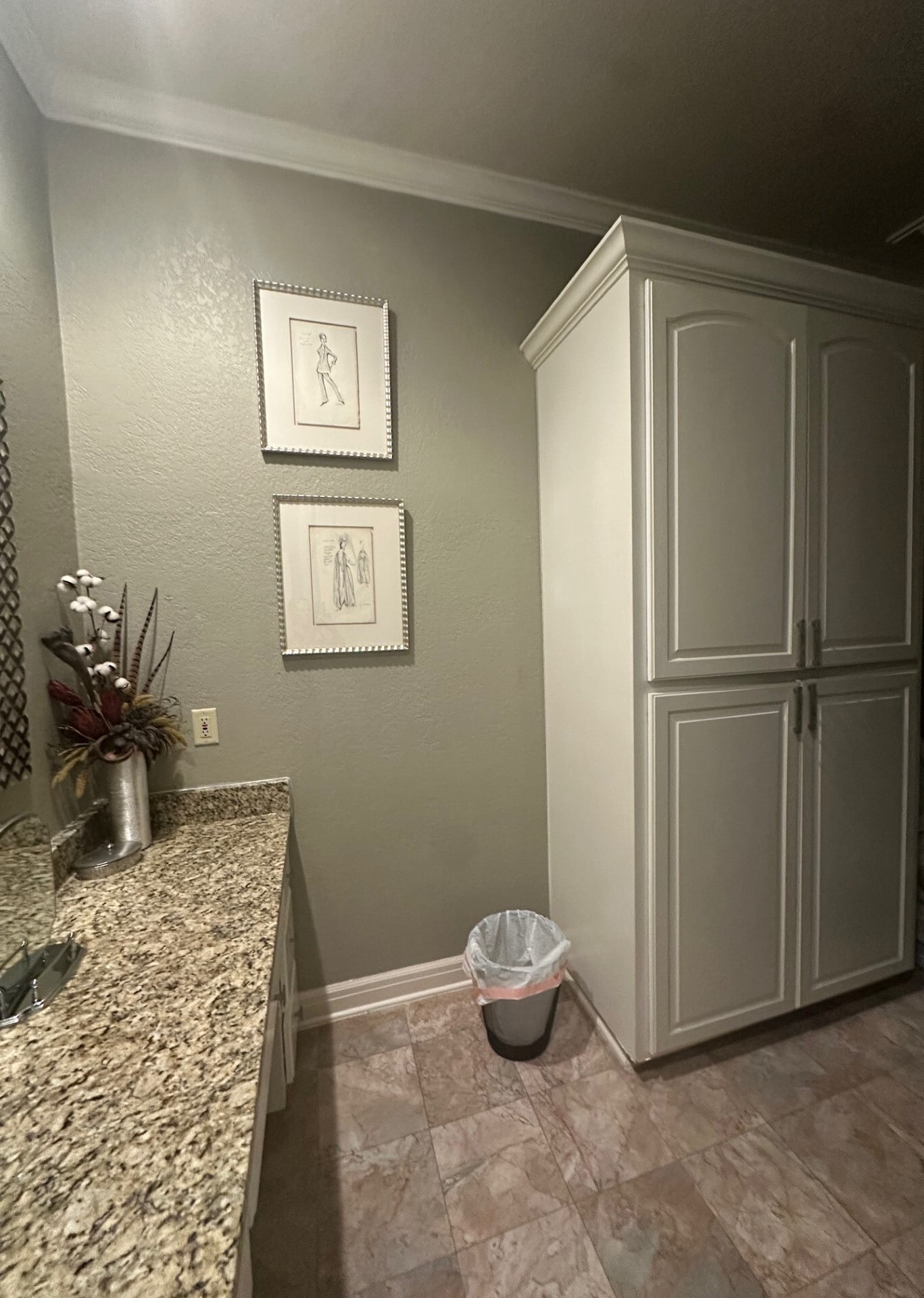 Bathroom linen closet-huge - 38400 Interstate 10 W