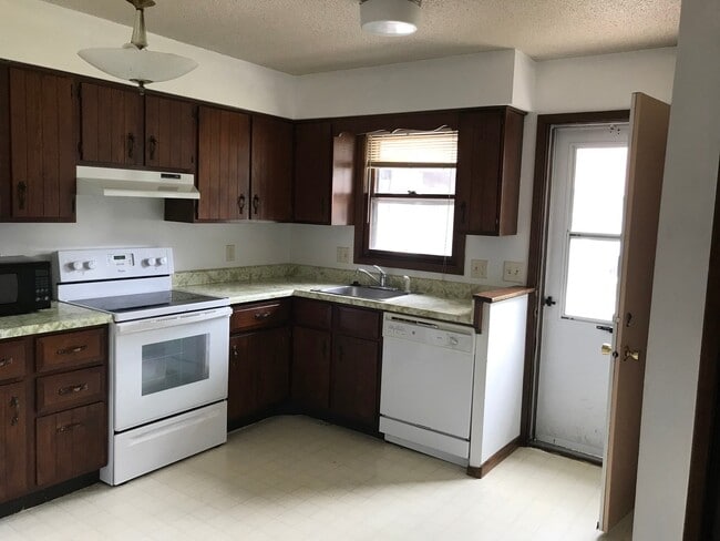 Building Photo - 2 Bedroom/1.5 Bathroom in Iowa City near Kinnick! Available Now!