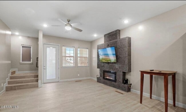 Building Photo - 313 Vin Raliuga Ct