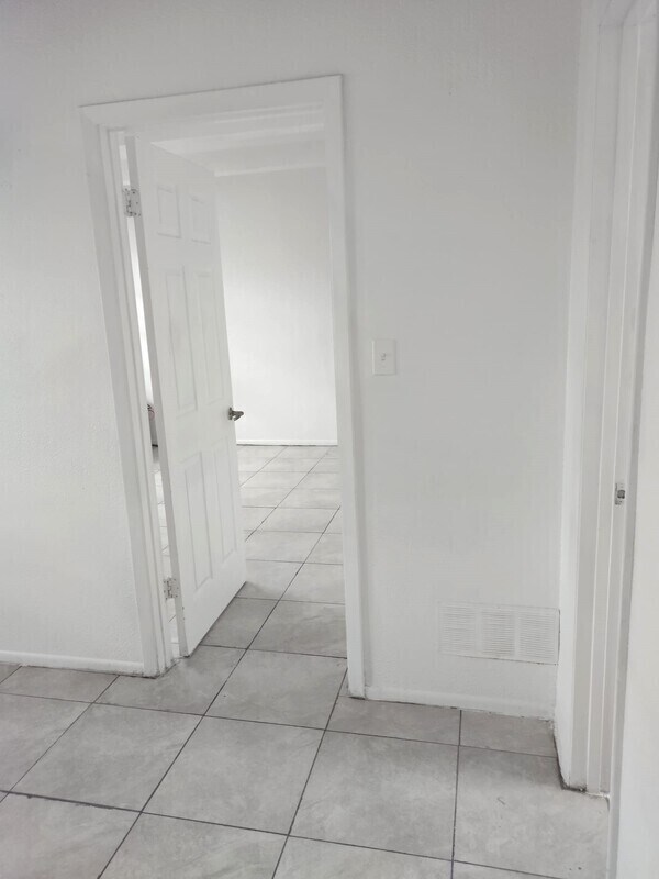 Building Photo - 5261 Alhambra Dr