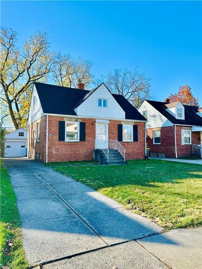 Building Photo - Three bedroom one bathroom home for rent