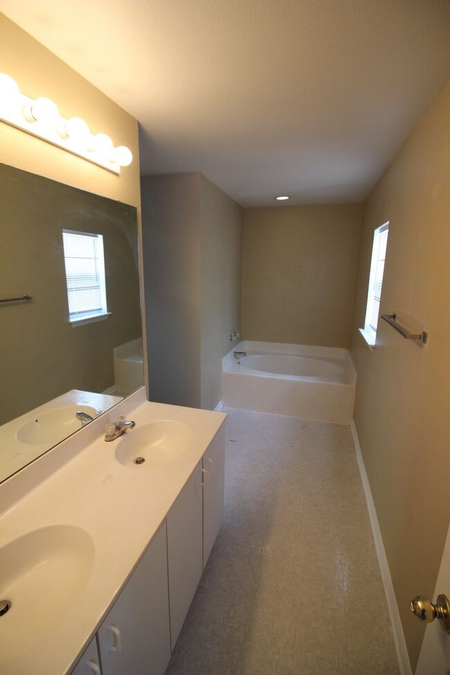 Building Photo - 3940 Stonefield Dr