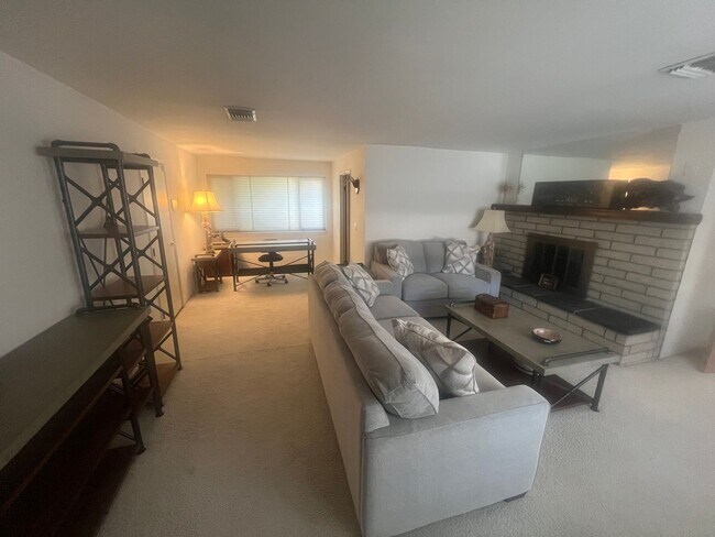 Building Photo - Scenic Hillside Living – Spacious 3 Bed, 2 Bath with Sweeping Views
