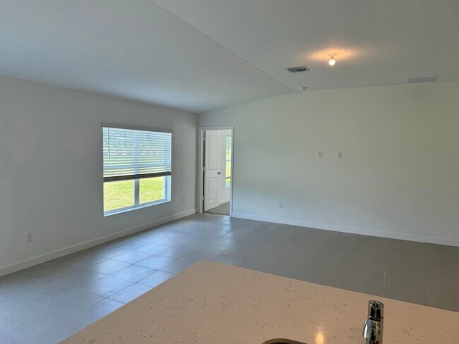 Building Photo - 10445 NW Suncrest Lp