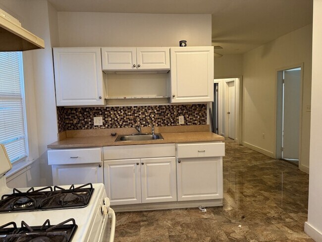 Building Photo - 184 London St