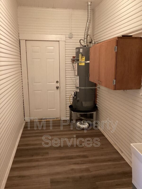 Building Photo - 204 W Oak St