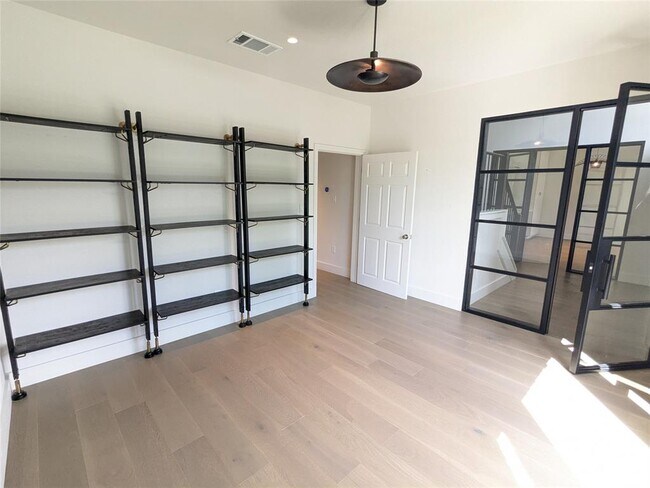 Building Photo - 9257 Scenic Bluff Dr