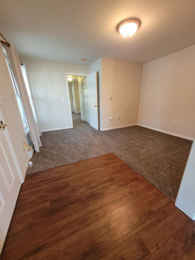 Building Photo - 984 W Main St