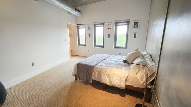 Building Photo - Incredible Top-Floor 1BR with Skyline View...