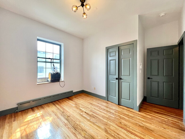 Building Photo - 52 Monitor St