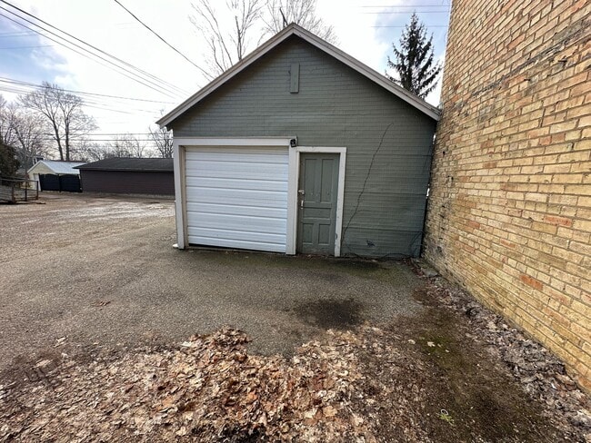Building Photo - Large Apartment- HOMER,MI
