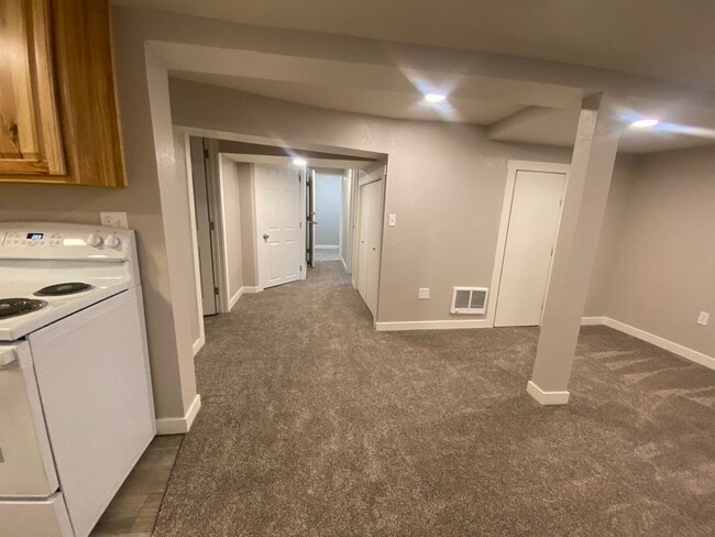 Building Photo - Foothills 925 Triplex