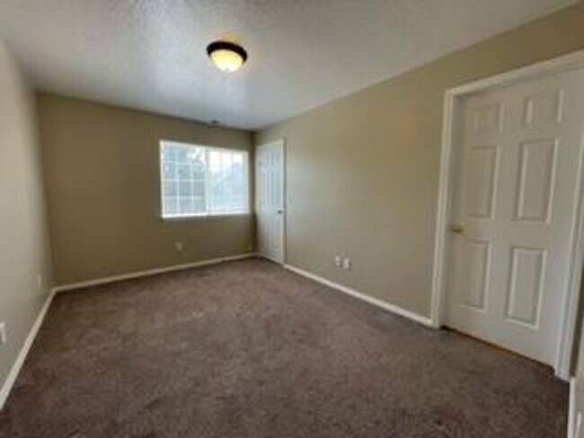 Building Photo - 213 N Avenger Ln