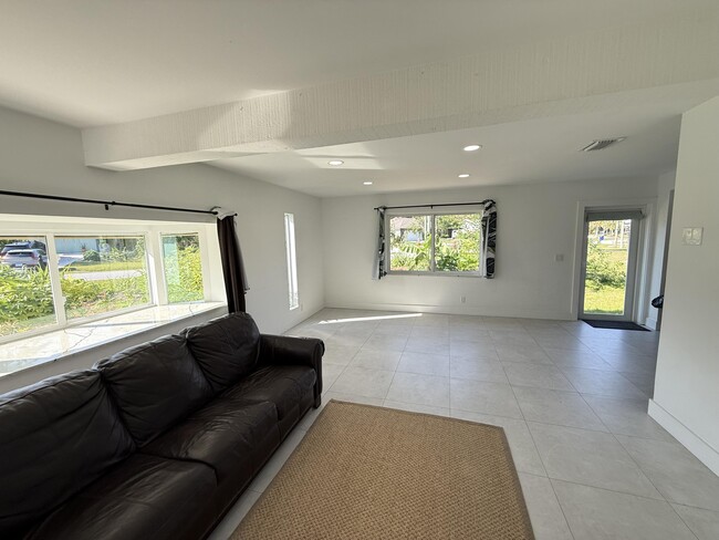 Building Photo - 5814 SE Orange Blossom Trail