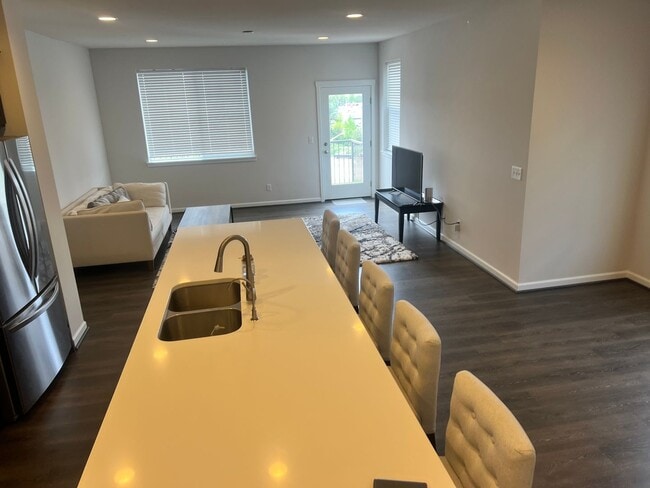 Building Photo - Beautiful Sunridge Townhome in Kent.