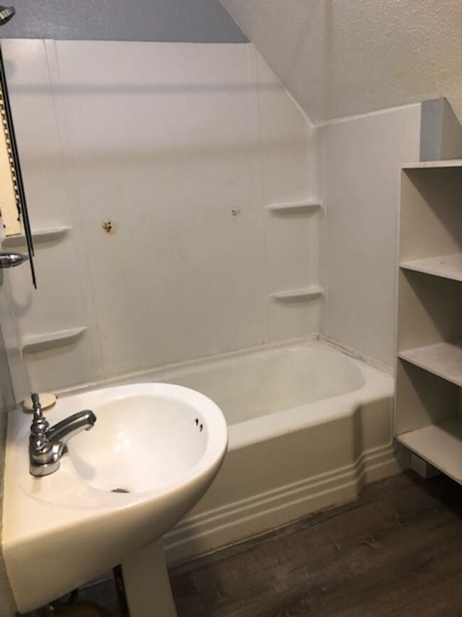 Building Photo - Upper Unit of Duplex