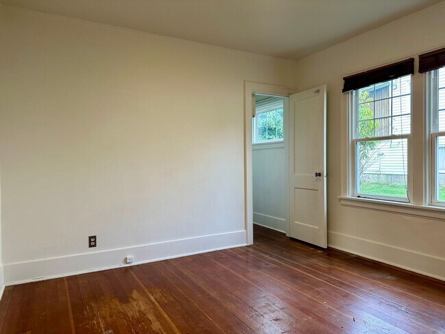 Building Photo - Maple Leaf 3 bedroom