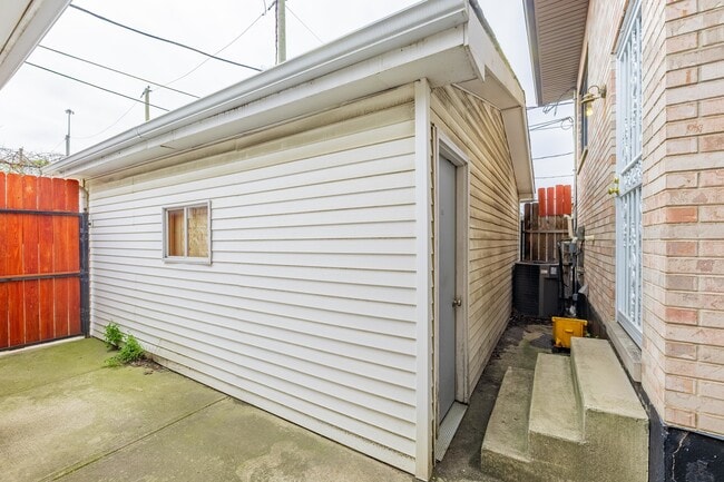 Building Photo - 2549 S Hillock Ave