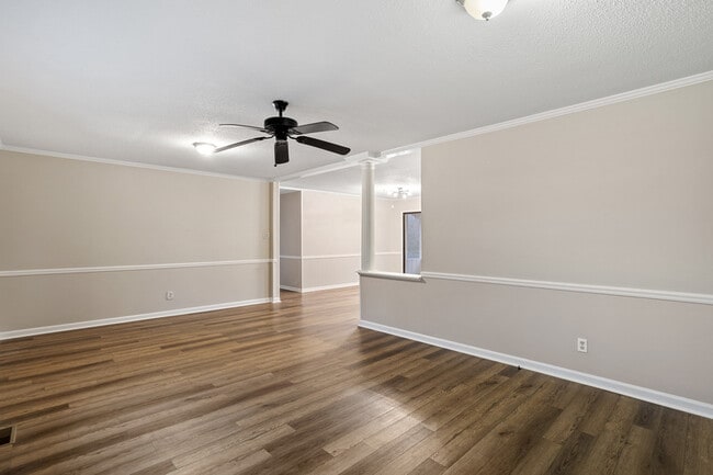 Building Photo - 207 S Hillcrest Dr