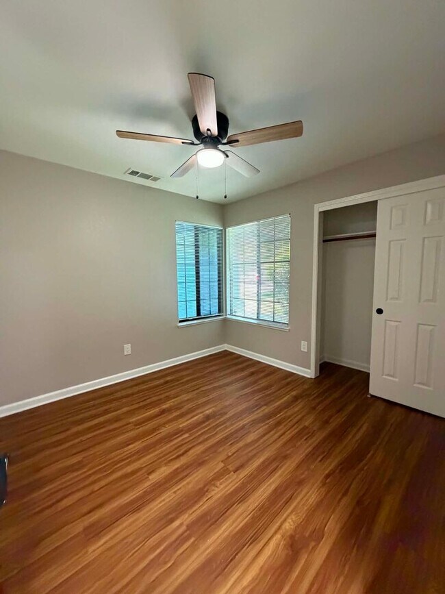 Building Photo - Beautifully Updated 3 Bedroom Home