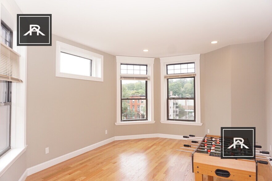 Building Photo - 1914 Beacon St