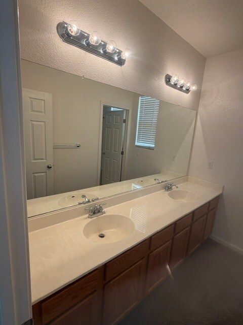 Building Photo - Gorgeous Modesto Home 3 Bedroom 2.5 Bathroom
