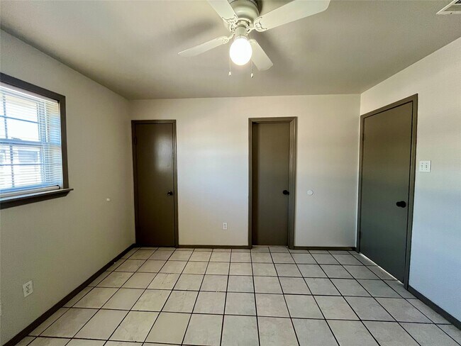 Building Photo - 1042 W Village Ct