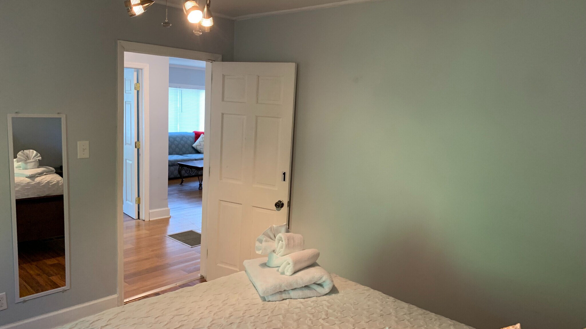 Building Photo - Room in House on E Cornwallis Rd