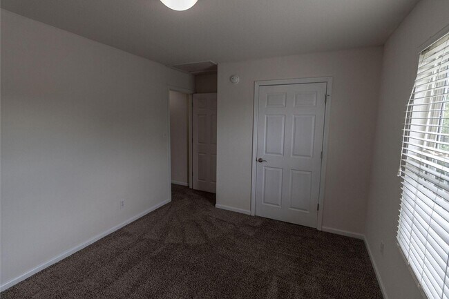 Building Photo - 3300 E St Charles Rd