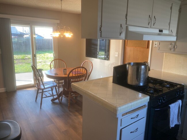 Building Photo - 3 bedroom 2 bath move in ready in Lemoore ...